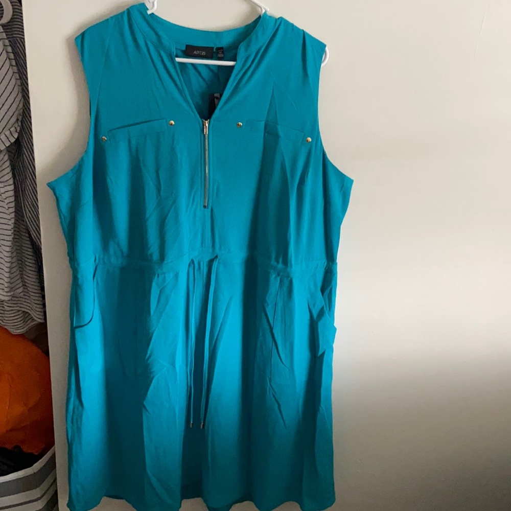 Stunning blue dress with pockets!